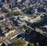 842182 Luchtfoto van het Muziekcentrum Vredenburg en omgeving te Utrecht, vanuit het noordwesten met op de voorgrond de ...